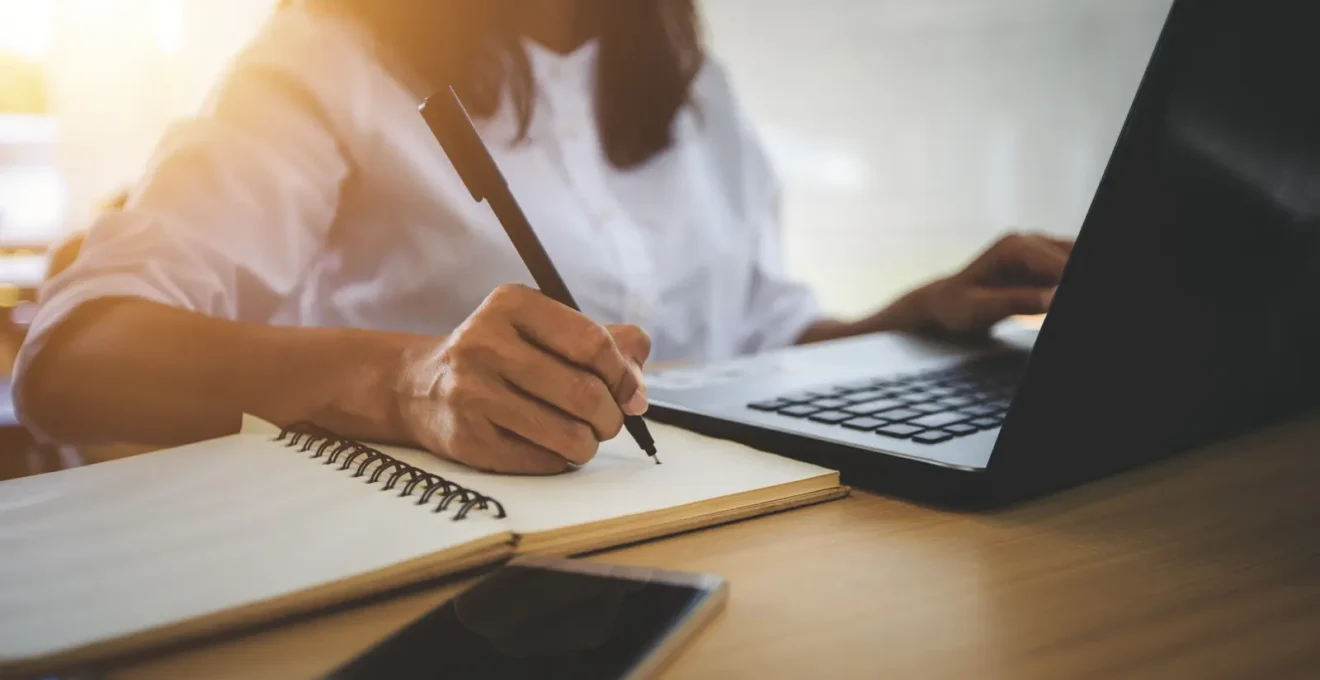 Une gestionnaire d'avantages sociaux compare des documents de prévoyance à son bureau.
